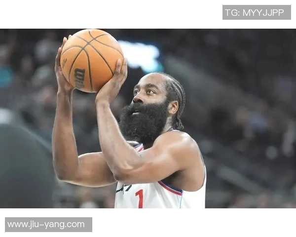 哈登在对阵雷霆的比赛中狂砍43分展现绝佳状态