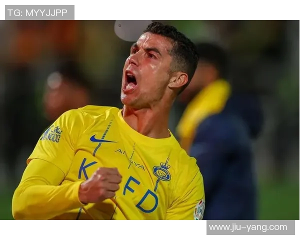 球迷疯狂冲入赛场一幕C罗球衣被抢引发热议