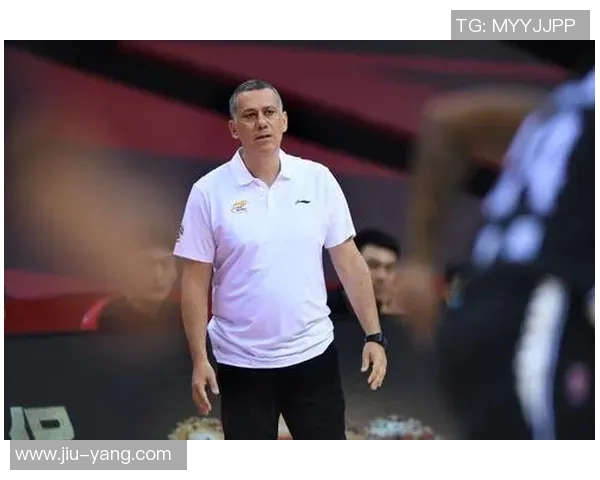 马丁内斯的传奇旅程：从青涩球员到足球巨星的蜕变与荣耀